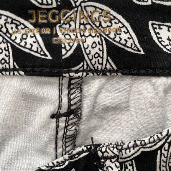Chicos Jeggings  Black + White Boho Floral Pattern Size 0 Petite - Picture 5 of 7
